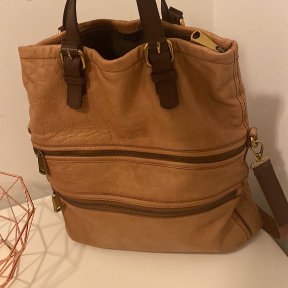 Like new, genuine leather FOSSIL handbag, features gold hardware 🤩 - Picture 8 of 10